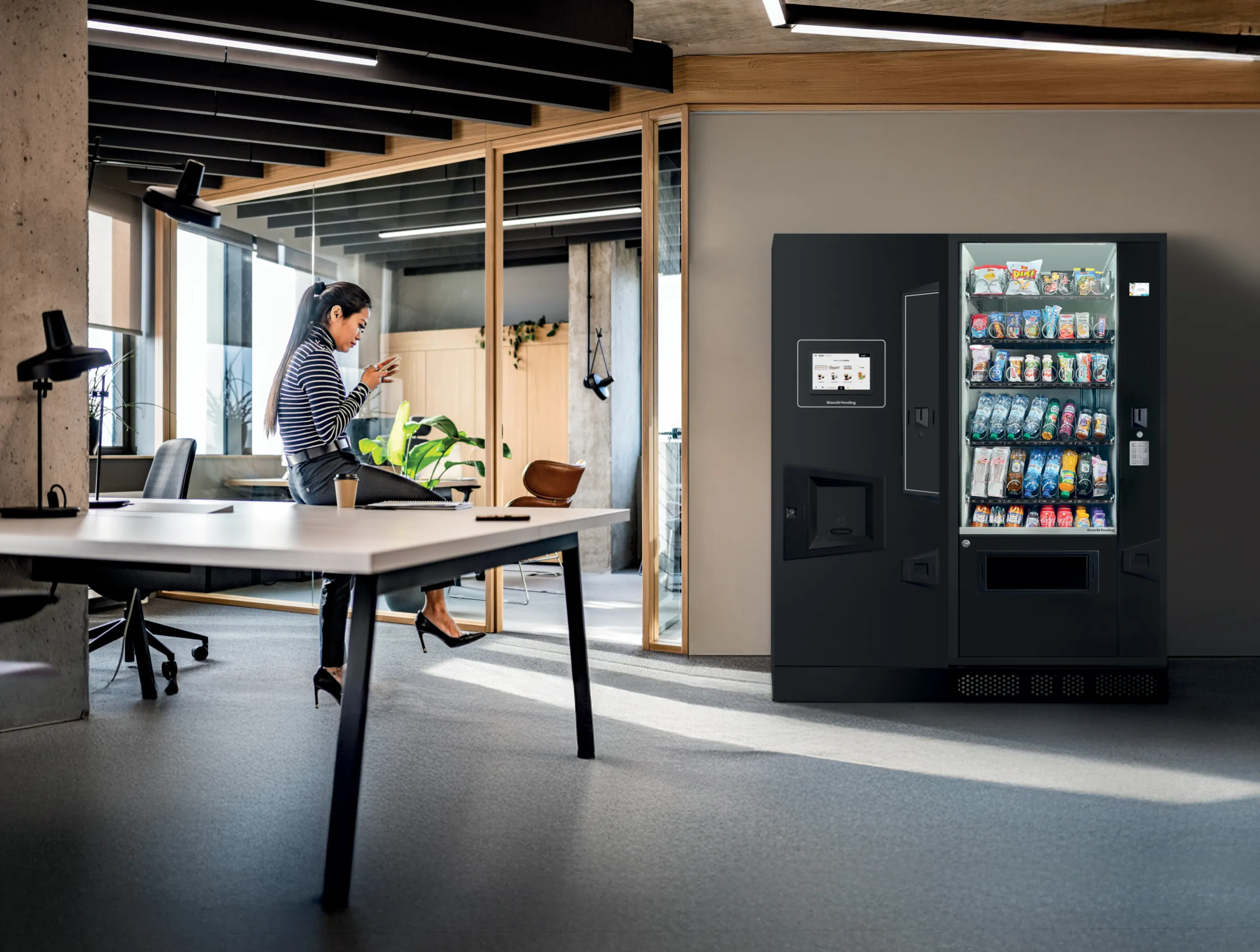Máquina de vending Bianchi combinada, café e snacks, num escritório moderno